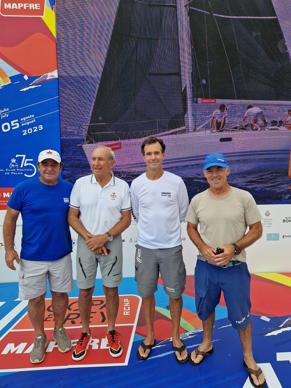 Hoy toca foto con equipo de la Armada Española durante la mili en 1986. Buenos recuerdos, grandes personas y navegantes: Jaime Rodríguez Toubes, Toño Piris y Pachi Rivero a bordo del Sirius IV un misil con forma de One Tonner!